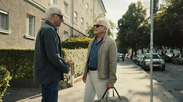 Von links: Franz Leitmayr (Udo Wachtveitl) und Ivo Batic (Miroslav Nemec) stehen auf der Straße. Batic hält eine Tasche in der Hand. - Foto: BR/NEUESUPER GmbH/Michael Schreitel Von links: Franz Leitmayr (Udo Wachtveitl) und Ivo Batic (Miroslav Nemec) stehen auf der Straße. Batic hält eine Tasche in der Hand. - Foto: BR/NEUESUPER GmbH/Michael Schreitel