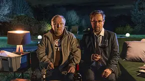 Thiel und Boerne sitzen auf einer Couch in der Natur. - Foto: WDR/Thomas Kost