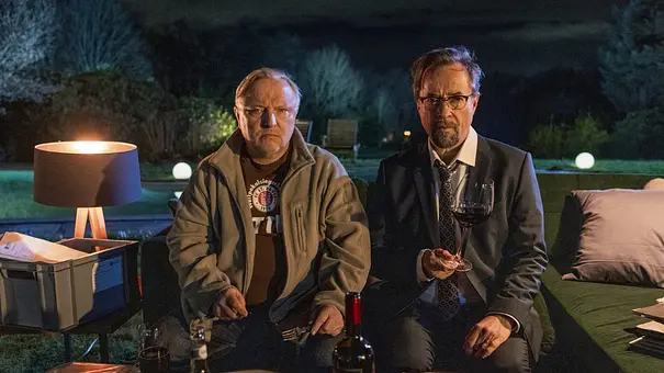 Thiel und Boerne sitzen auf einer Couch in der Natur. - Foto: WDR/Thomas Kost Thiel und Boerne sitzen auf einer Couch in der Natur. - Foto: WDR/Thomas Kost