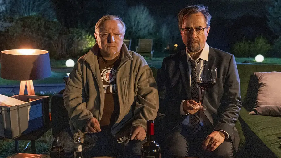 Tatort: Man stirbt nur zweimal Thiel und Boerne sitzen auf einer Couch in der Natur.