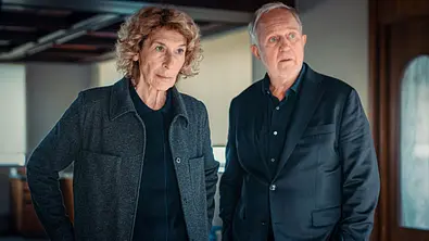 Adele Neuhauser und Harald Krassnitzer (r.) stehen als Bibi Fellner und Moritz Eisner für den „Tatort“ vor der Kamera. - Foto: ORF/Petro Domenigg