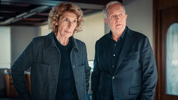 Adele Neuhauser und Harald Krassnitzer (r.) stehen als Bibi Fellner und Moritz Eisner für den „Tatort“ vor der Kamera. - Foto: ORF/Petro Domenigg Adele Neuhauser und Harald Krassnitzer (r.) stehen als Bibi Fellner und Moritz Eisner für den „Tatort“ vor der Kamera. - Foto: ORF/Petro Domenigg