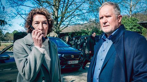 Adele Neuhauser (Bibi Fellner) spricht in ein Funkgerät, Harald Krassnitzer (Moritz Eisner) steht neben ihr. - Foto: ORF/Petro Domenigg