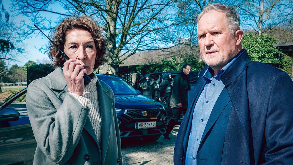 Adele Neuhauser (Bibi Fellner) spricht in ein Funkgerät, Harald Krassnitzer (Moritz Eisner) steht neben ihr. - Foto: ORF/Petro Domenigg