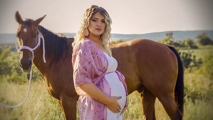 Taylor Parker mit ihrem Silikonschwangerschaftsbauch Taylor Parker mit ihrem Silikonschwangerschaftsbauch
