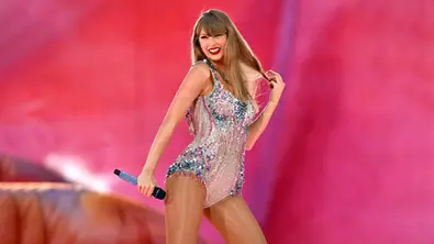 Taylor Swift während der „Eras Tour“. - Foto: TMDB