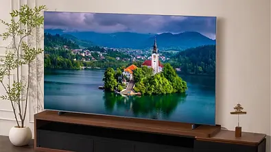 Ein TCL Fernseher in einem Wohnzimmer. - Foto: Amazon/PR