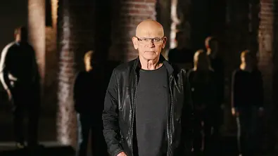 Günter Wallraff in schwarzer Lederjacke und mit den Händen in der Tasche. - Foto: Foto: RTL / Stefan Gregorowius