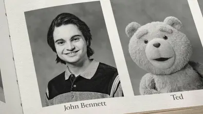 Ein Jahrbuch, darin jeweils ein Bild von John Bennett und Ted. - Foto: TMDB