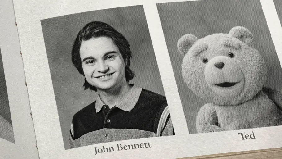 „Ted“ beantwortet als Prequel all die Fragen, die man nach den Filmen nie hatte. Ein Jahrbuch, darin jeweils ein Bild von John Bennett und Ted.