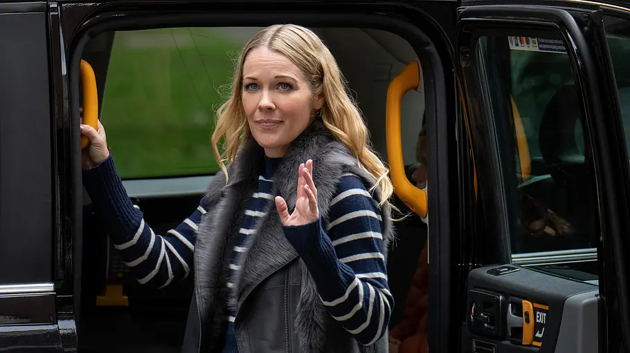 Michelle winkt Ted bevor sie in ein Taxi steigt.