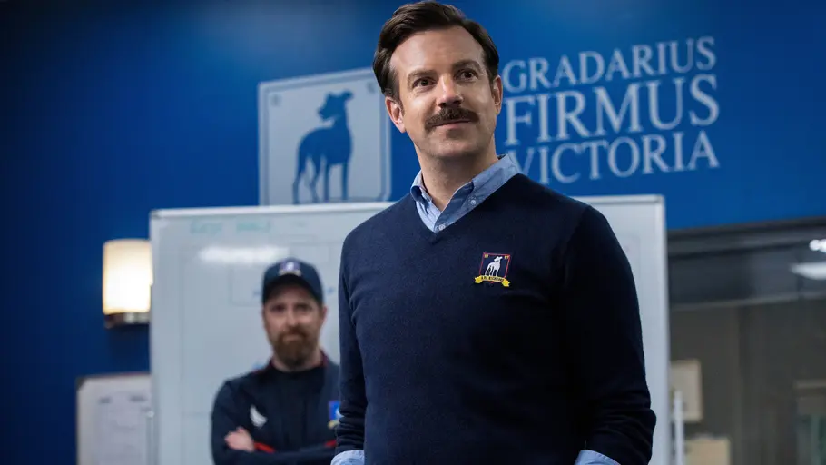 Ted Lasso Staffel 5 Ted Lasso steht in der Umkleide und hält eine Rede.
