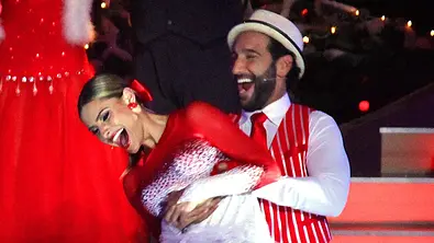 Massimo Sinato trägt Sophia Thomalla bei einem Lets Dance-Weihnachtsspecial durchs Studio. Beide lachen ausgelassen.  - Foto: IMAGO / Eventpress