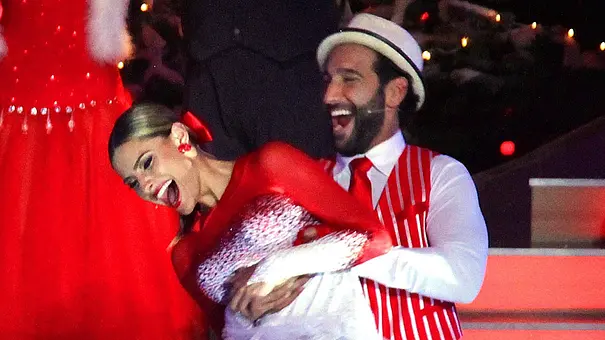 Massimo Sinato trägt Sophia Thomalla bei einem Lets Dance-Weihnachtsspecial durchs Studio. Beide lachen ausgelassen. - Foto: IMAGO / Eventpress Massimo Sinato trägt Sophia Thomalla bei einem Lets Dance-Weihnachtsspecial durchs Studio. Beide lachen ausgelassen. - Foto: IMAGO / Eventpress