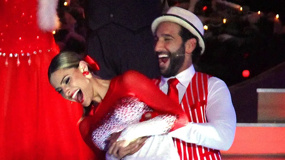 Sophia Thomalla 2026 wieder bei Let's Dance Massimo Sinato trägt Sophia Thomalla bei einem Let's Dance-Weihnachtsspecial durchs Studio. Beide lachen ausgelassen.