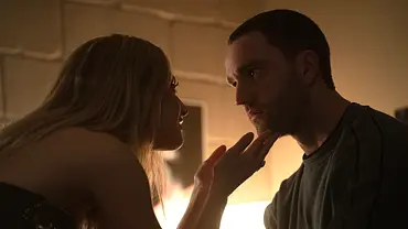 Stephen und Lucy in Tell me Lies Staffel 3 - Foto: 2025 Disney. All rights reserved.