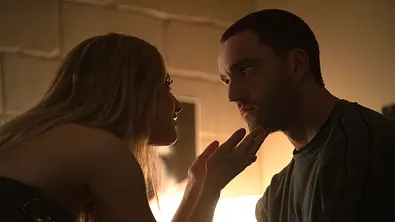Stephen und Lucy in Tell me Lies Staffel 3 - Foto: 2025 Disney. All rights reserved.