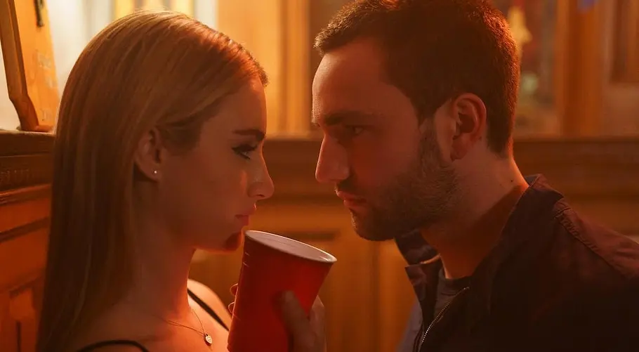 Lucy und Stephen schauen sich tief in die Augen.