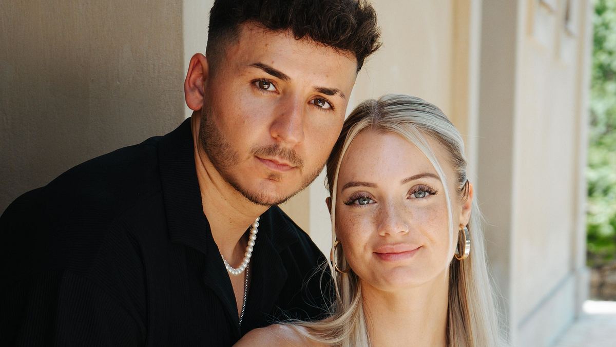 Saskia und Enrico fliegen aus der RTL-Show „Temptation Island“ Saskia und Enrico lächeln in die Kamera