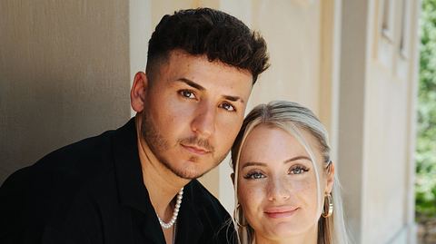 Saskia und Enrico lächeln in die Kamera - Foto: RTL