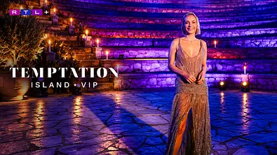 Eine Frau im glitzernden Abendkleid steht vor violett beleuchteten Steinstufen. Links steht „Temptation Island VIP“. - Foto: RTL / Shanti Tan