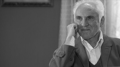 Terence Stamp schaut lächelnd ist die Ferne - Foto: IMAGO / Mary Evans