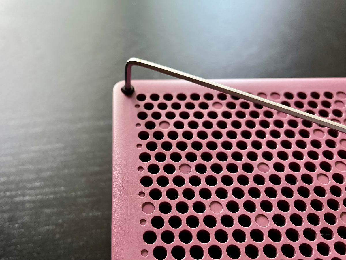 Teufel MYND wird mit 2,5 mm Sechskantschlüssel aufgeschraubt.