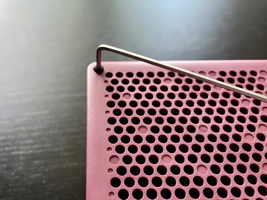 Teufel MYND wird mit 2,5 mm Sechskantschlüssel aufgeschraubt.