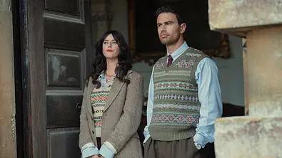 Susie und Eddie stehen am Hauseingang und schauen gebannt in die Ferne. - Foto: Christopher Raphael/Netflix Susie und Eddie stehen am Hauseingang und schauen gebannt in die Ferne. - Foto: Christopher Raphael/Netflix