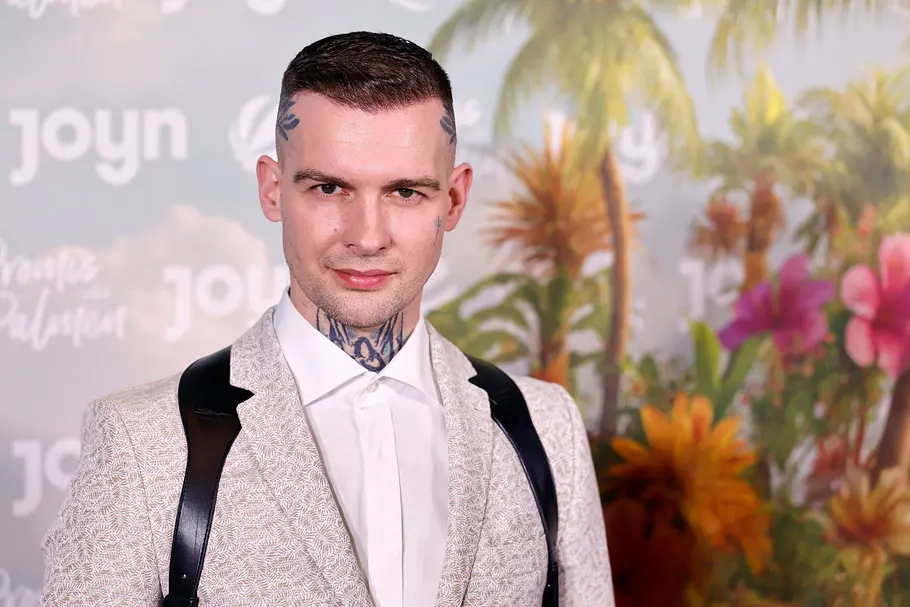 „The 50“-Kandidat 2027: Eric Stehfest „The 50“-Kandidat 2027 Eric Stehfest schaut ernst in die Kamera