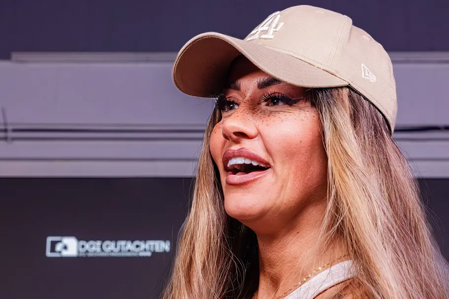 „The 50“-Kandidatin 2027: Christina Dimitriou Christina Dimitriou lachend mit Sommersprossen und Kappe.