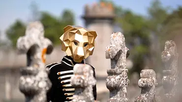 Der Host von The 50 trägt eine Goldene Maske und schaut Richtung Kamera - Foto: Prime Video