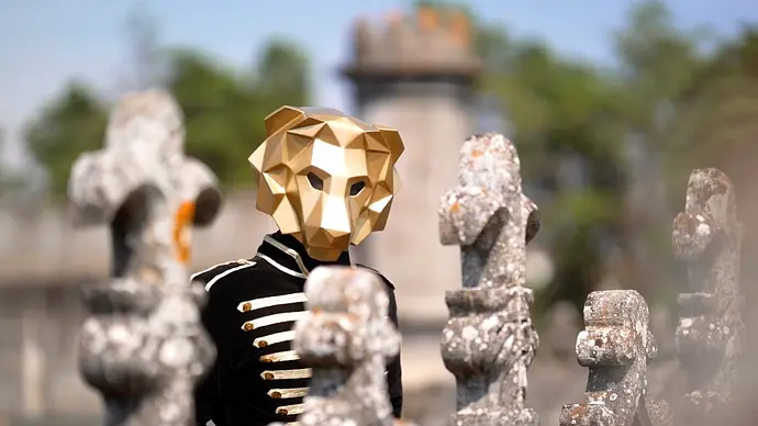 Der Host von The 50 trägt eine Goldene Maske und schaut Richtung Kamera - Foto: Prime Video Der Host von The 50 trägt eine Goldene Maske und schaut Richtung Kamera - Foto: Prime Video