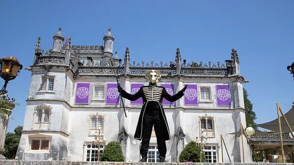 Der „Löwe“ aus der Reality-Show „The 50“ steht mit goldener Löwenmaske und Zepter vor einem prunkvollen Schloss, dem Schauplatz der Amazon-Prime-Realityshow. - Foto: Prime Video