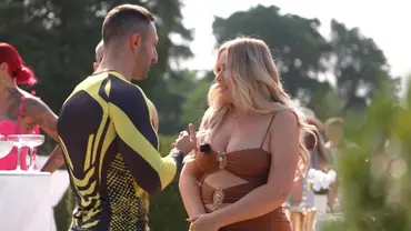 Zwei Kandidaten aus der Reality-Show „The 50“ stehen bei einer Gartenparty im Schloss in Portugal im Gespräch, während andere Teilnehmer im Hintergrund feiern. - Foto:  Prime Video