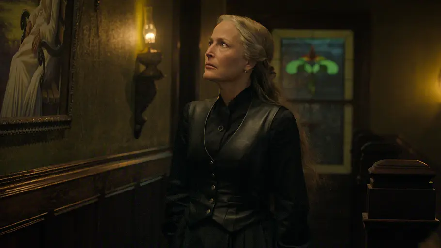 Gillian Anderson als Constance Van Ness in The Abandons schaut ein Bild an