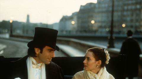 Daniel Day-Lewis als Newland Archer und Winona Ryder als May Welland im Film „The Age of Innocence“ aus dem Jahr 1993. - Foto: IMAGO / Ronald Grant