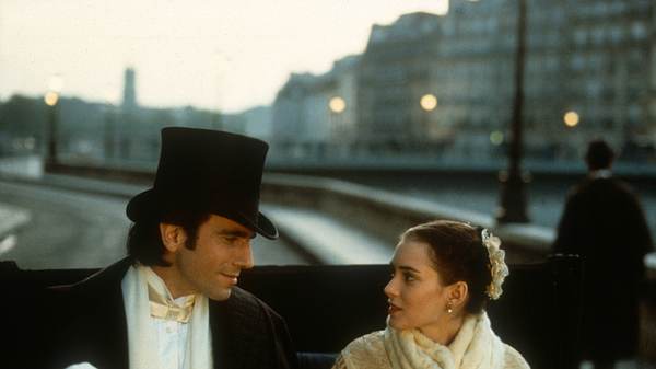 Daniel Day-Lewis als Newland Archer und Winona Ryder als May Welland im Film „The Age of Innocence“ aus dem Jahr 1993. - Foto: IMAGO / Ronald Grant