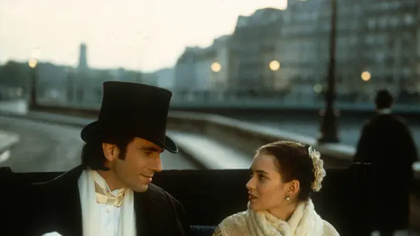 Daniel Day-Lewis als Newland Archer und Winona Ryder als May Welland im Film „The Age of Innocence“ aus dem Jahr 1993. - Foto: IMAGO / Ronald Grant