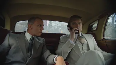 Roy Cohn und Donald Trump sitzen in The Apprentice im Auto - Foto: Metropolitan Filmexport