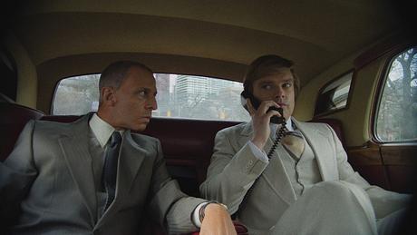 Roy Cohn und Donald Trump sitzen in The Apprentice im Auto - Foto: Metropolitan Filmexport