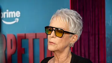 Jamie Lee Curtis steht auf dem roten Teppich einer Amazon Prime Video-Produktion. - Foto:  IMAGO / ZUMA Press