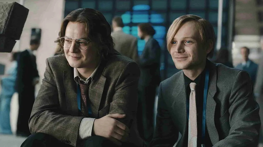 Die Schauspieler Leonard Schleicher und Marius Ahrendt in „The Billion Dollar Code“.