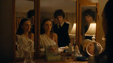 Ein Mädchen und ein Junge stehen bzw. sitzen vor einem Spiegel und schauen sich unglücklich ihr Abbild an. - Foto: Courtesy of Netflix