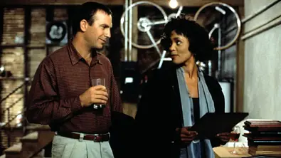 „The Bodyguard“: Whitney Houston schaut Kevin Costner verliebt an - Foto: Warner Bros.