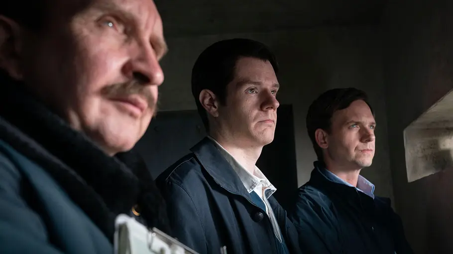 „The Bombing of Pan Am 103“ Eddie Marsan als Tom Thurman, Conor Swindells als DS Ed McCusker und Patrick J Adams als Dick Marquise in „The Bombing of Pan Am 103“.