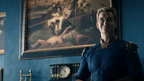Homelander steht bei The Boys vor einem Gemälde und lächelt! - Foto: Prime Video