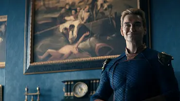 Homelander steht bei The Boys vor einem Gemälde und lächelt! - Foto: Prime Video