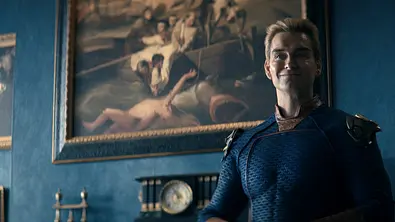 Homelander steht bei The Boys vor einem Gemälde und lächelt! - Foto: Prime Video