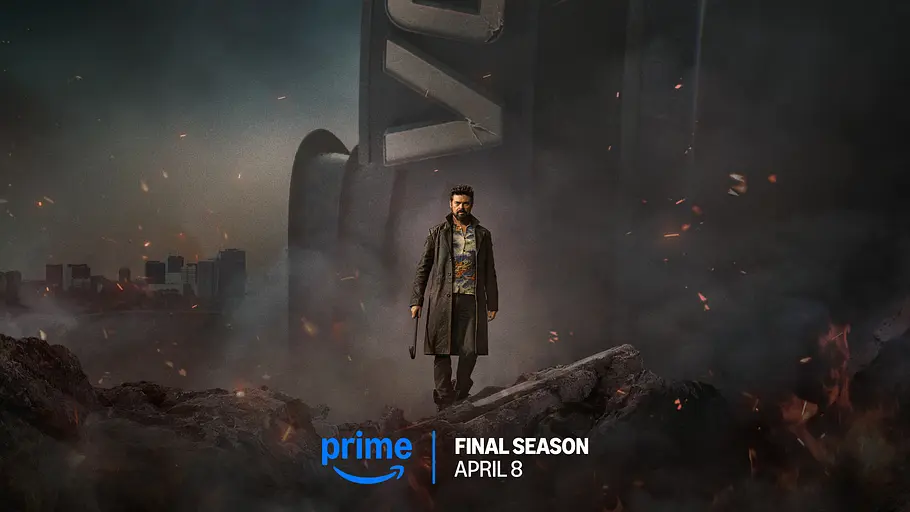 Ein Mann in einem langen Mantel steht vor einer rauch- und feuerumgebenen zerstörten Stadtlandschaft, im Hintergrund ist ein riesiges, umgestürztes Schriftzeichen zu sehen. Im Vordergrund stehen die Hinweise prime | FINAL SEASON APRIL 8